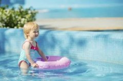 夏季儿童如何安全游泳 为什么游泳时嘴唇
