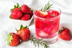 草莓和什么一起榨汁好喝