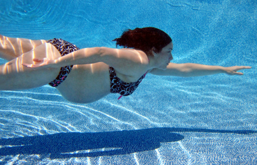 孕妇游泳会不会感染 孕期游泳的好处和坏处