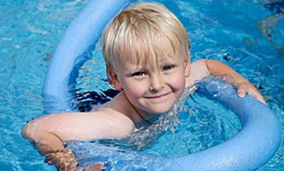孩子几岁开始学游泳最合适 宝宝学游泳要做哪些